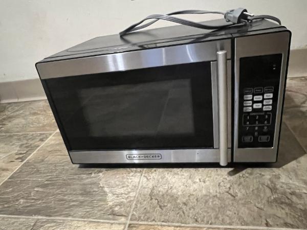 BLACK+DECKER 0.7 cu ft 700W Microwave Oven - Black EM720CPN-P