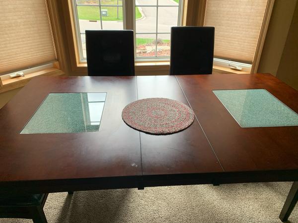 Beautiful Dining Table with 4 chairs